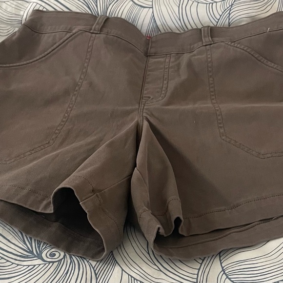 SPANX Stretch Twill Shorts, 6"
Smoke / XL - Picture 2 of 3